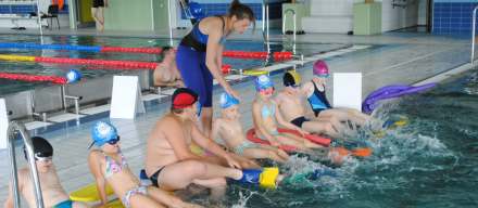 Wakacyjne pływanie z Fundacją